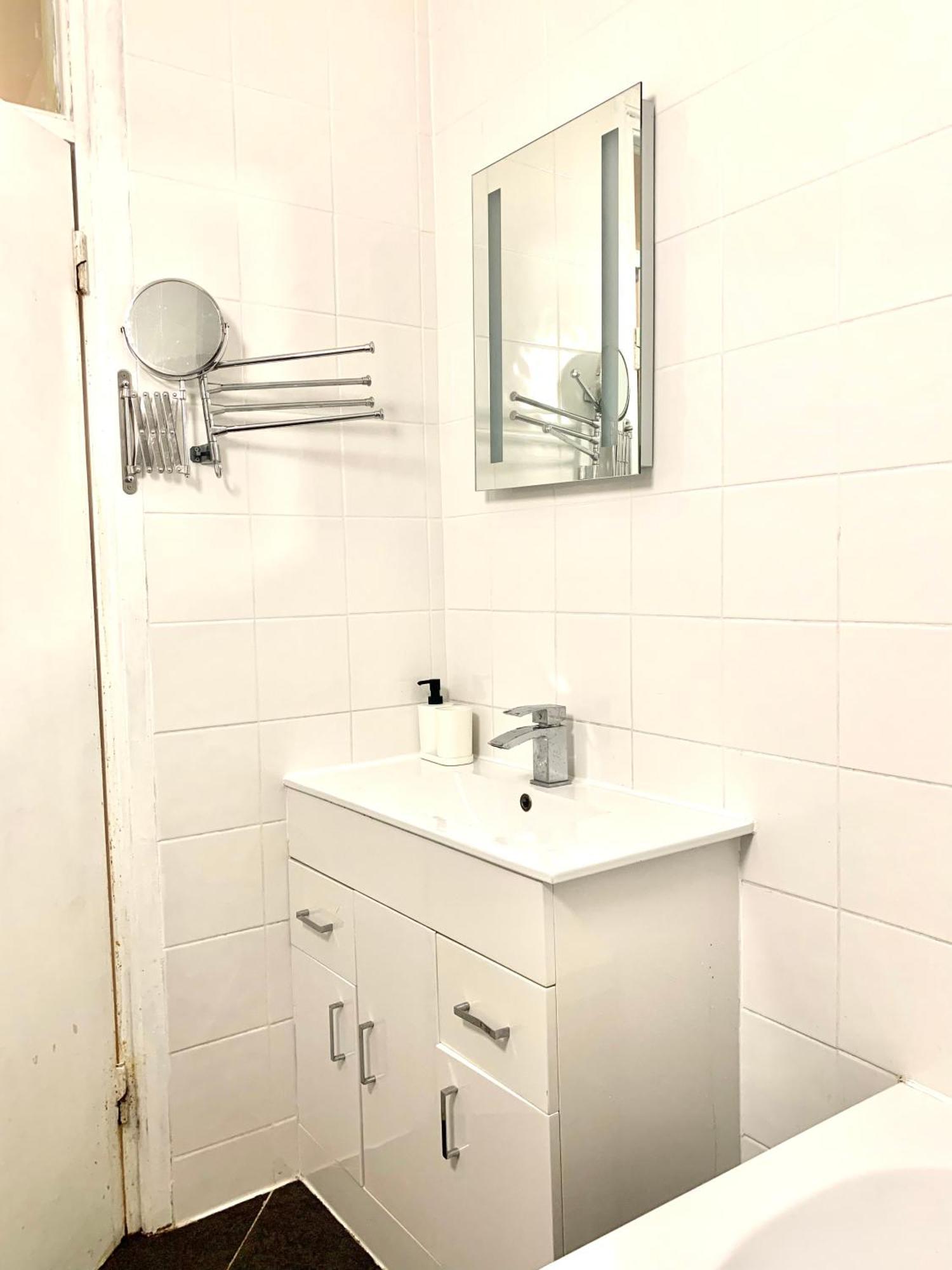 Cosy 2 Bedroom Apartment In Swiss Cottage. London Ngoại thất bức ảnh